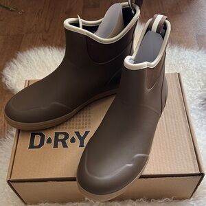 DRY BRAND BROWN MID SIZE SLIP ON WATERPROOF BOOT SZ 10 BRAND NEW